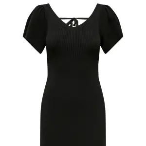 Säljer denna svarta klänning från Only i stl L, men passar en M. Endast använd ett fåtal gånger så i nyskick!!! Säljs då den tyvärr är för stor för mig 💕