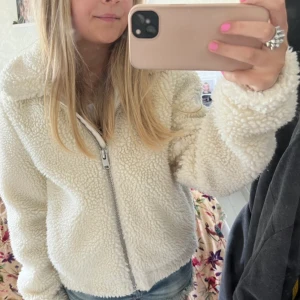 Mysig jacka  - Så mysig jacka som jag köpt på sellpy men märket är hm🥰Jag har aldrig använt den! Jag säljer den för 100kr+frakt, den är i storlek XS💗Den är i nyskick! Hör av dig om du har fler frågor eller vill ha fler bilder!