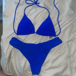 Bikini set blå - Säljer denna bikini då den inte kommer till användning. Den är helt oanvänd och är i ett bra skick, inga skador. Den är precis som ny när du får hem de!💙