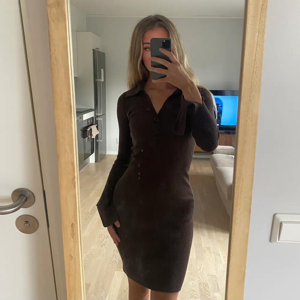 En brun klänning i storlek XS från GinaTricot 💓💖. Klänningar.