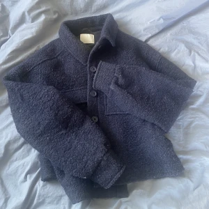 Kappa till hösten!  - Mörkblå kappa från LeGer i fint skick💙  Storlek- 36 Nypris - 1 139 kr  Mitt pris - 400 kr   Köpare står för eventuell frakt.   Perfekt nu till hösten o skolstart! 