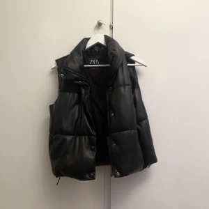 Svart väst från zara  - En svart väst från Zara❤️köpt för 500 och inte sliten alls! Pris kan diskuteras!