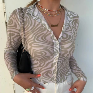 Skjorta - Mönstrad skjorta i meshtyg från Motel Rocks💓 