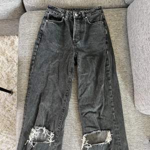 Säljer mina svarta jeans med hål från bikbok eftersom de aldrig används längre