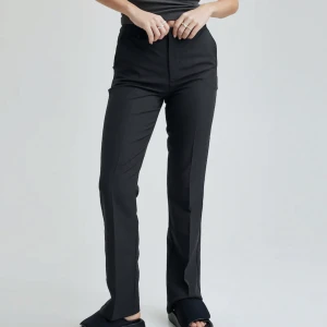 Villa kostymbyxa - Säljer dessa superfina kostymbyxor igen Bikbok då de är lite för korta på mig som är 175. De är i modellen ”Vilma” och storlek 36. De är knappt anävnda🥰