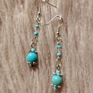 💙Örhängen 💙 - Handgjorda örhängen 💙 nickelfria! Skriv till mig för fri frakt ✨💚