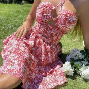 Sommar klänning - En jättefin röd/rosa sommarklänning som inte används längre. Den är använd några gånger men är inte sönder någonstans 🤍 Tveka inte att kontakta om ni har fler frågor. 