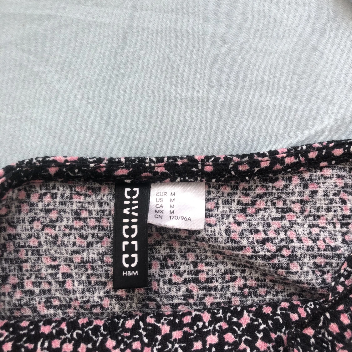 Blommig kort klänning  - 90