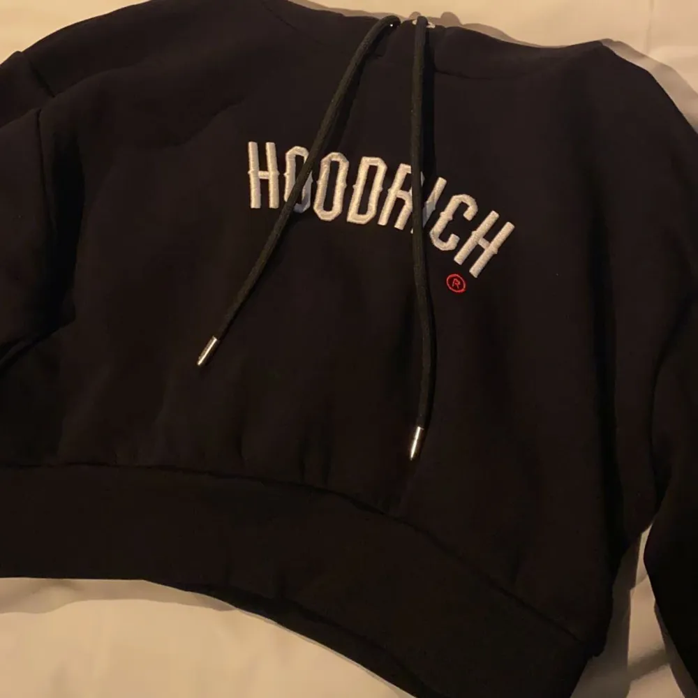 Hoodrich hoodie köpt i december på JD sports. Endast testad, lapp och allt sitter kvar. Priset kan diskuteras. Nypris är 780kr. . Hoodies.