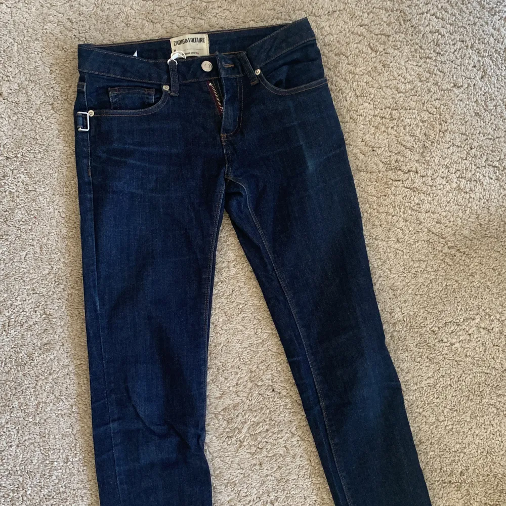 Superfina jeans från Zadig & Voltaire! De passar tyvärr inte mig därför jag säljer de🥰 de är mörkblåa och lågmidjade, inga defekter! Obs lite små i storleken så skulle säga att de egentligen är S! . Jeans & Byxor.