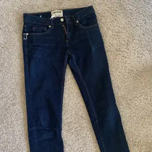 Superfina jeans från Zadig & Voltaire! De passar tyvärr inte mig därför jag säljer de🥰 de är mörkblåa och lågmidjade, inga defekter! Obs lite små i storleken så skulle säga att de egentligen är S! 