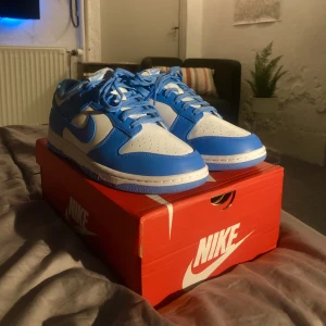 Nike dunk low university blue - Helt nya dunks university blue, finns inte att köpa på något annat ställe🩵 ⚠️KVITTO FINNS⚠️