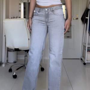 Säljer mina gråa lågmidjade jeans från Gina tricot då jag inte använder dem längre💕Passar mig jättebra som är strl 36 och 178 cm. Dom är alltså väldigt långa, även på mig som är lång. Dom är i bra-ny skick!!