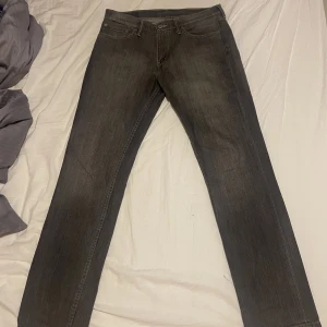 Snygga Levis Jeans  - Snygga Levis jeans, väl använda men inga skador alls, Köpta för ett år sedan ungefär men säljer pågrund av att dem blivit för små. Storlek 33x32