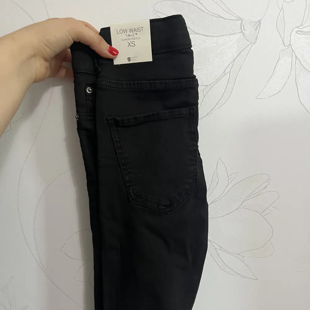 Low waist petite svarta jeans med prislapp.. Jeans & Byxor.