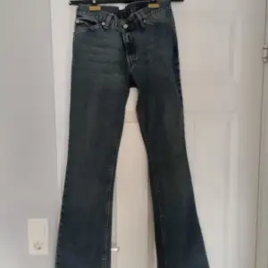 Snygga mörkblå Calvin Klein  Bootcut Jeans i mycket gott skick. Midja 39.5 cm Ytterben 106 cm Innerben 84 cm