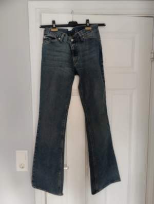 Snygga mörkblå Calvin Klein  Bootcut Jeans i mycket gott skick. Midja 39.5 cm Ytterben 106 cm Innerben 84 cm