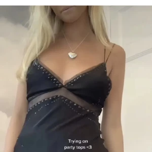 Zara Topp - Svart Zara linne med paljetter💕 Köparen står för frakten. Är uppsydd då den var lite för lång för mig.