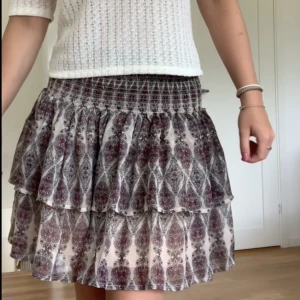 Volangkjol - Säljer denna fina Sofie Schnoor kjol då den bara ligger i garderoben❤️‍🔥❤️‍🔥