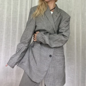 Oversize kavaj  - Oversize kavaj i fint skick! Vintage, passar xs-L beroende på önskad passform 🌷  Jag är vanligtvis en storlek s och 164cm lång. Glöm ej mina andra annonser 💌 