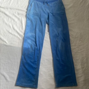 Blåa juicy byxor  - Längst ner på vänstra benet på bak sidan är den en liten rosa mörk fläck men ingen man tänker på. Det smutsiga ljusa rund om är också bara på den vänstra benet bak längst ner 