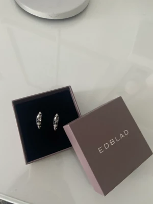 Edblad örhängen  - Säljer dessa örhänge! Den ena e lite böjd men inget som syns! Knappt använd❤️
