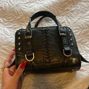 Zara väska - Super fin zara väska som är eftertraktad hos många. Aldrig använd i ny skick och de till kommer även ett längre axelband till den men syns ej på bild då jag tagit av de och andvänder på en annan väska för tillfället💖