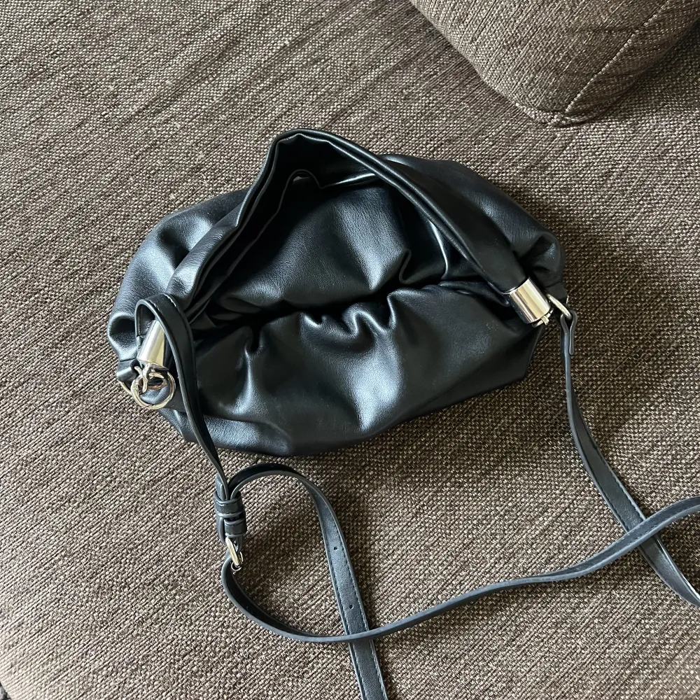 Söt svart handväska från nakd med två remmar så man kan bära på olika sätt, säljer för jag har för många väskor💘. Accessoarer.