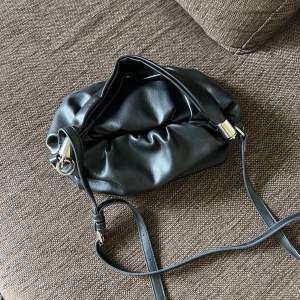 Söt svart handväska från nakd med två remmar så man kan bära på olika sätt, säljer för jag har för många väskor💘