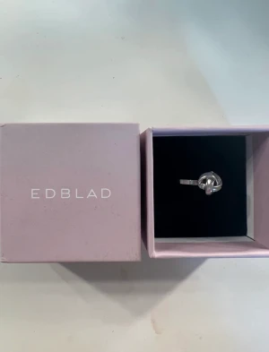 Så fin ring i silver  - ” Gala Ring Steel ” från edblad. Säljer då jag bara anvönder guld💘nypris 350, säljer denna i nyskick för 150