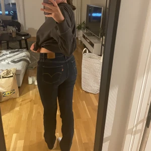 HIGH RISE STRAIGHT LEVIS JEANS  - Jeansen är från Levis och är mörkblåa. Bra skick och sitter jättefint på kroppen. Perfekt över en sko. 