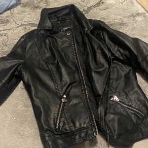 Skinnjacka  - Jätte fin skinnjacka säljer för att ja har många skinnjackor, den är äkta skin ❤️ den är jätte bekväm att ta på sig, haft den i 1 år❤️