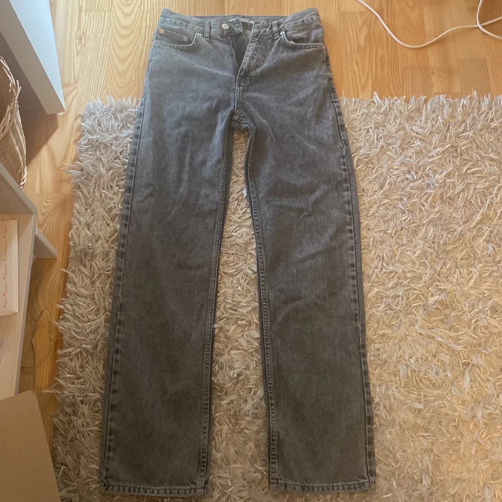 Säljer dessa grå jeans ifrån junkyard. De är raka i modellen och är i nyskick då jag endast har använd de 1 gång. . Jeans & Byxor.
