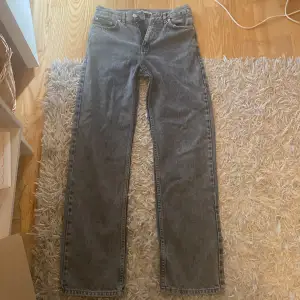 Säljer dessa grå jeans ifrån junkyard. De är raka i modellen och är i nyskick då jag endast har använd de 1 gång. 