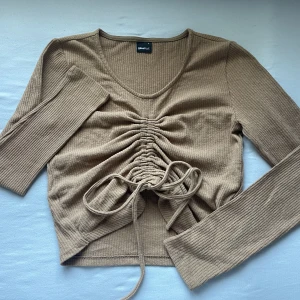 Gina tricot topp - Storlek S, knappt använd. Går att justera med banden längst magen hur man själv älskar. 