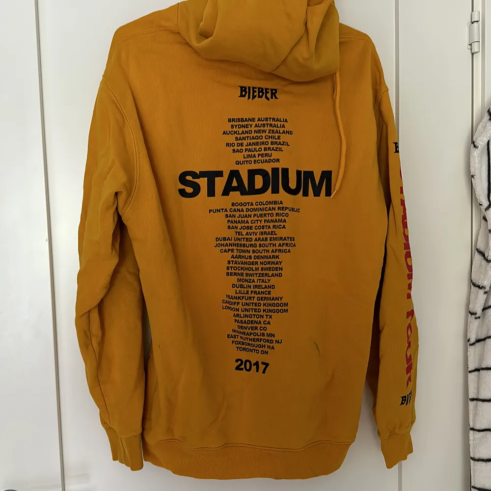 Justin Bieber Stadium Tour 2017 Hoodie, har fläckar, strl S oversize. Hoodies.