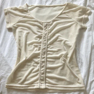 gräddvit topp - Vit 90talig topp! sitter verkligen superfint, lite genomskinlig    Den saknar märkning men passar xs-m  frakt tillkommer🌟