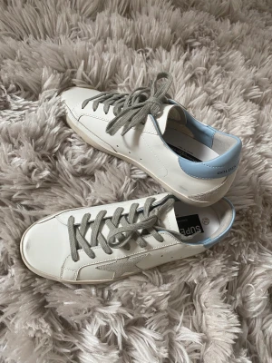 Golden Goose - Ett par Golden Goose skor i storlek 39, skorna är nästintill nyskick. Pris kan diskuteras, box osv tillkommer. 