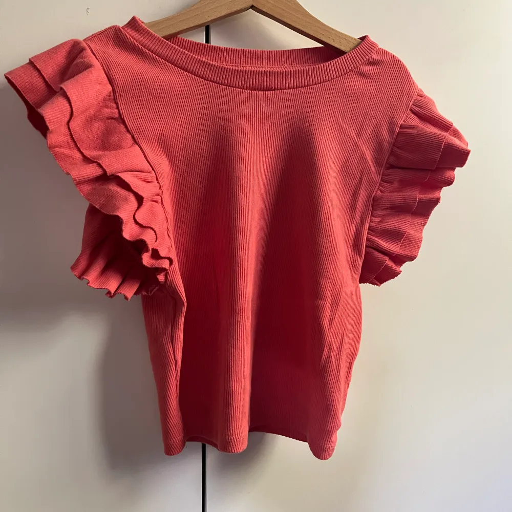 säljer denna volang tröja från zara som är lite croppad. Den kommer inte längre till användo men är ändå i bra skick. policy för att köpa finns längst ner i mitt flöde 🤍. T-shirts.