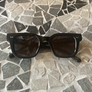 Chimi 04 - Säljer mina chimi 04 black perfekta till sommarn. 9/10 skick om man bortser från en liten böjning på ena bågen (se bild 3) märks inte när man har på sig dom och går säkert att fixa. Box ingår ej.