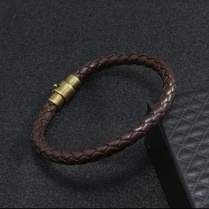 Läder armband herr  - Säljer detta super snygga läder armband! Nypris 750kr. Skriv vid intresse 