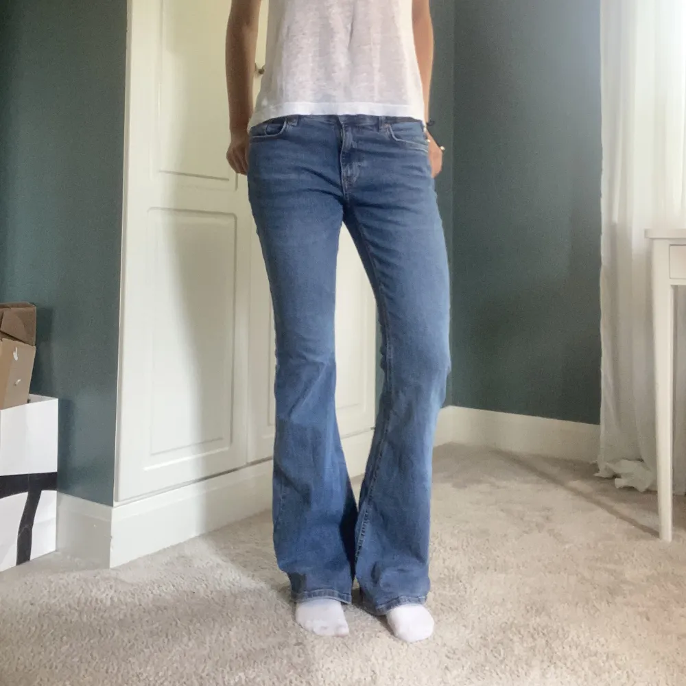 Snugga bootcut jeans från gina tricot . Jeans & Byxor.