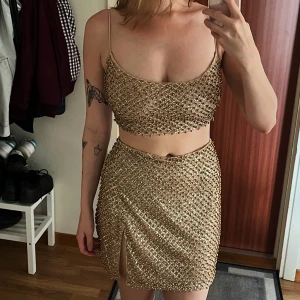 Oh Polly Set kjol och topp  - Glittrigt set med guldpärlor på. Endast provat. 