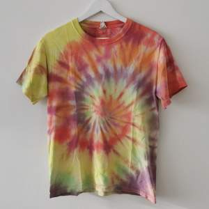 Cool tie dye tee shirt. I've worn many times and loved it but it's time to say babye ~ size S men, see ref pic of me wearing it. I'm 160cm tall. 