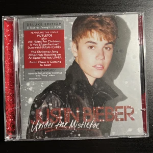 Justin Bieber cd under the mistletoe deluxe - Mycket fint skick, knappt spelad/använd!