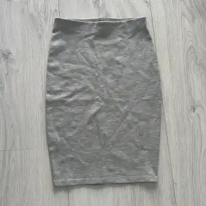 Grå kjol från Carin Wester med en slits på baksidan🤗aldrig använd med lappen kvar