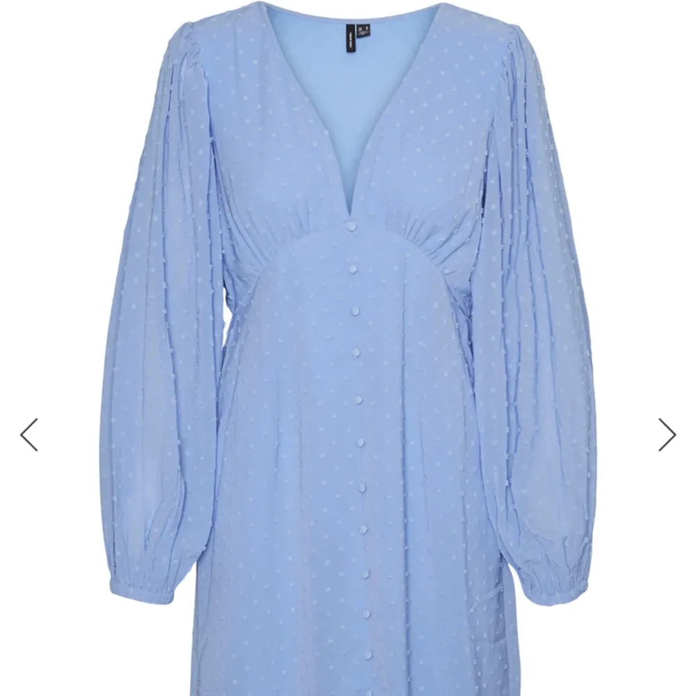 Jättevacker klarblå klänning från Vera Moda. Använd 1 gång men kommer inte till användning. Strl S. Klänningar.