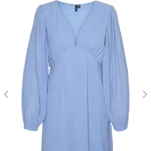 Jättevacker klarblå klänning från Vera Moda. Använd 1 gång men kommer inte till användning. Strl S