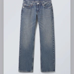 Arrow low jeans weekday  - Knappt använda weekday jeans arrow low straight, säljer då dom ej används . Frakt tillkommer 