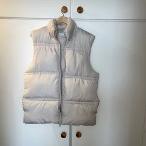 Beige Väst - Säljer mina beiga väst för bra pris, västen är köpt ifrån Asos.